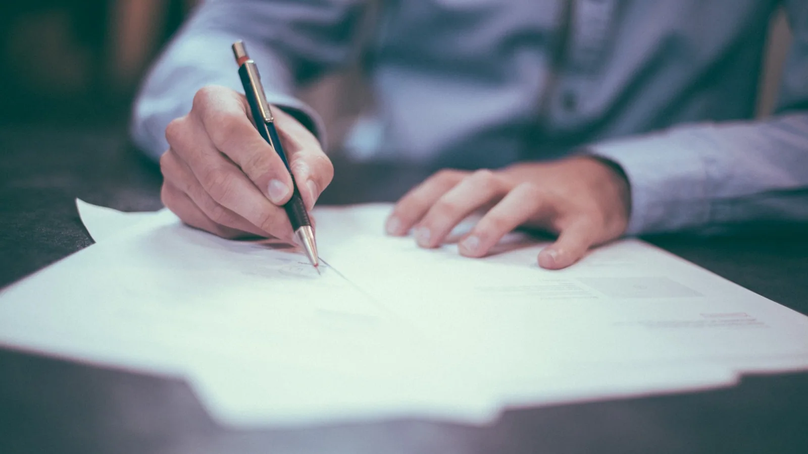 Calculadora y documentos legales sobre un escritorio representando el coste de un divorcio