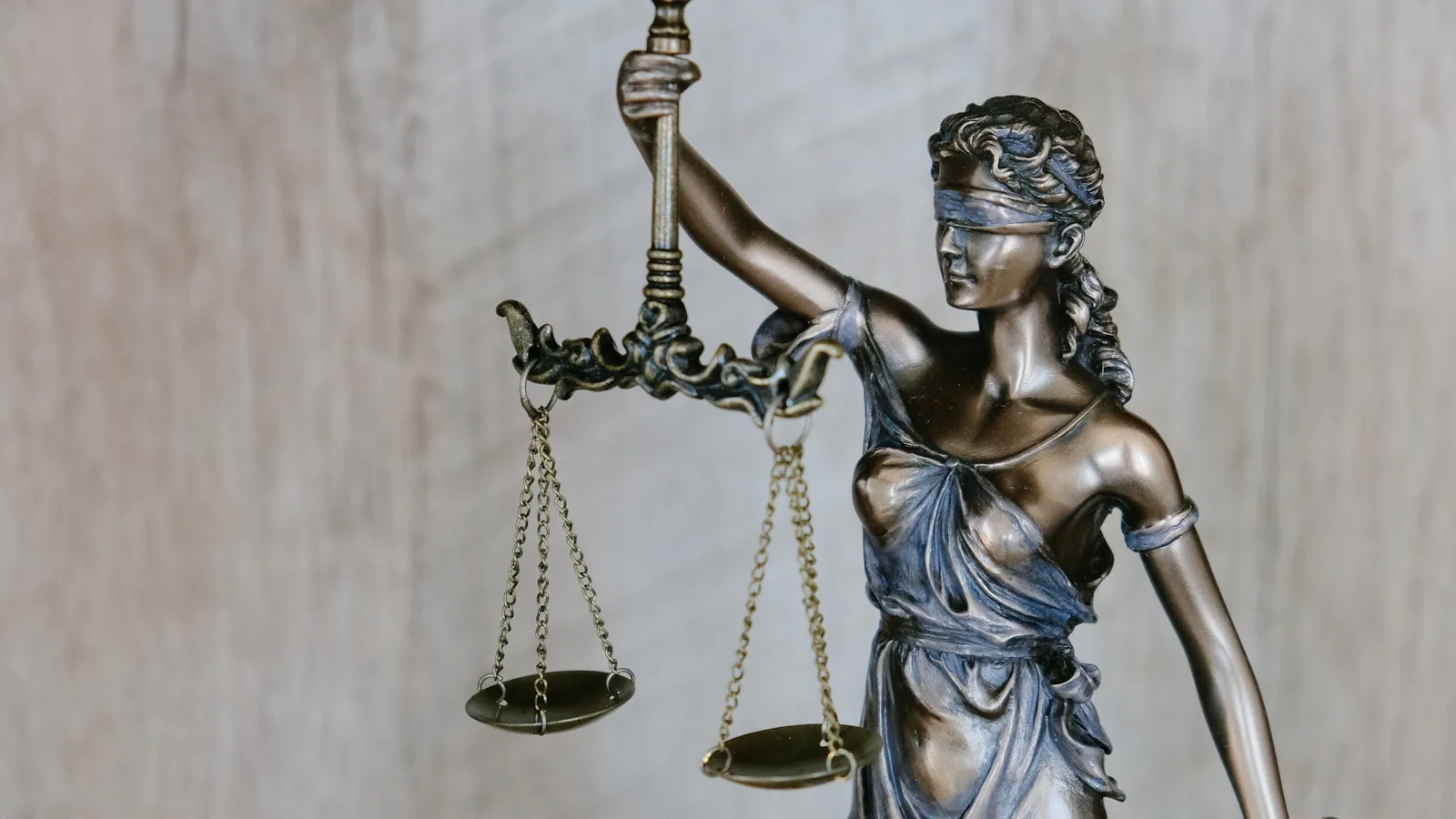 Dos caminos divergentes representando la elección entre divorcio de mutuo acuerdo y contencioso