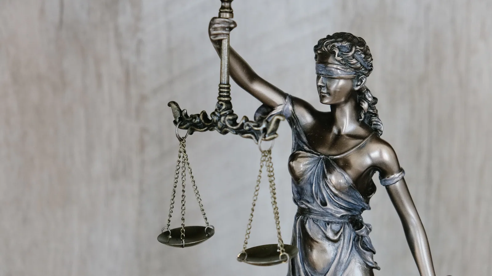 Toga y martillo de juez representando la obligatoriedad del abogado en los divorcios