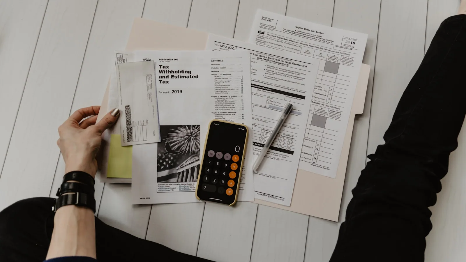 Calculadora, monedas y documentos representando el cálculo de la pensión alimenticia
