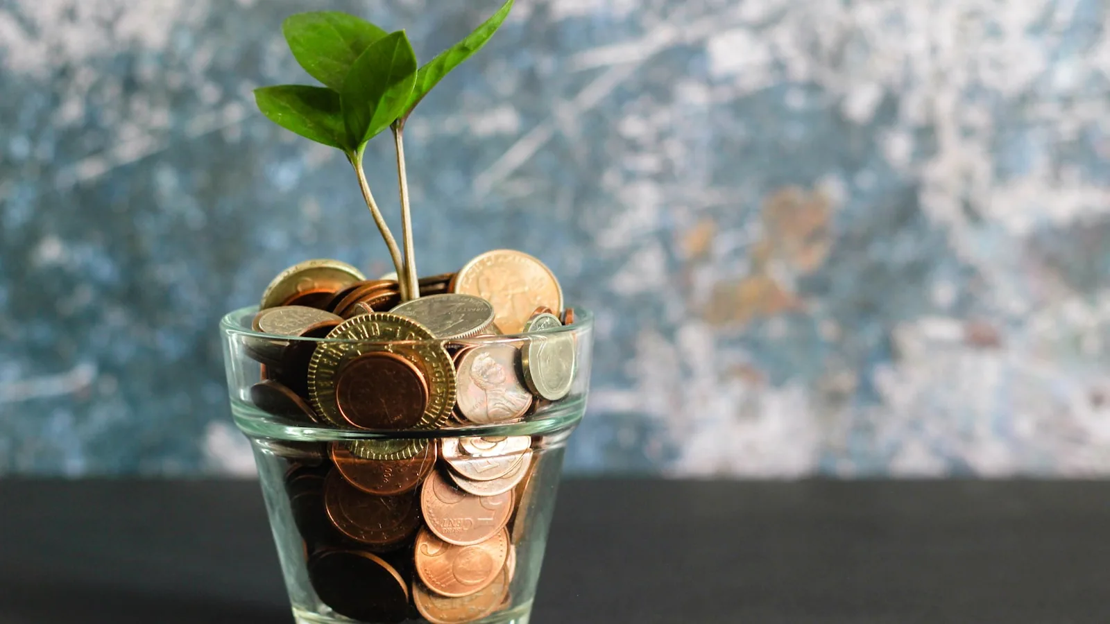 Balanza con monedas representando el equilibrio económico tras el divorcio